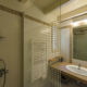 Salle de bain avec douche villa Santa Giulia