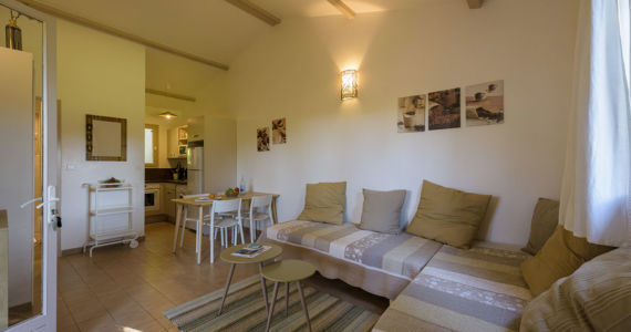 Salon avec salle à manger et cuisine résidence villa Santa Giulia
