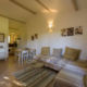 Salon avec salle à manger et cuisine résidence villa Santa Giulia
