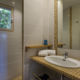 Salle de bain avec douche résidence Santa Giulia