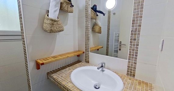 Salle de bain de la location Villa F2 à Santa Giulia Porto-Vecchio