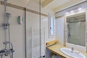 Salle de bain dans location Villa F2M à Santa Giulia Porto-Vecchio