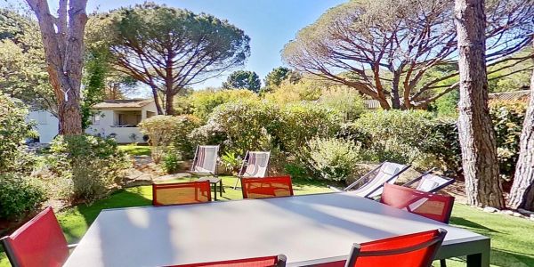 terrasse et jardin dans location Villa F3 luxe à Santa Giulia Porto-Vecchio