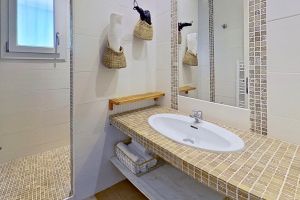 Salle de bain et douche dans location Villa F3 à Santa Giulia Porto-Vecchio