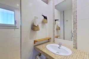 Salle de bain dans location Villa F3 à Santa Giulia Porto-Vecchio