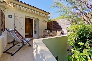 Terrase de la location Villa F3 à Santa Giulia Porto-Vecchio