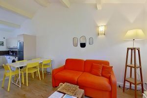 Salon et salle à manger dans location Villa F3 à Santa Giulia Porto-Vecchio